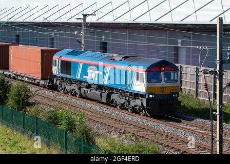 GB Railfreight classe 66 - 66747 'Made in Sheffield' dans Newell & Wright dessin de peinture passe DIRFT Banque D'Images