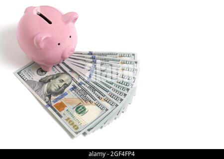 Piggy Bank et un paquet de billets de cent dollars sur fond blanc Banque D'Images