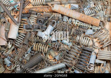 Fond de ressorts rouillés de différentes tailles, gros plan Banque D'Images