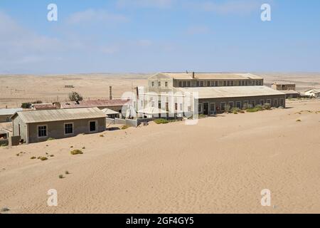 Des bâtiments abandonnés à Kolmanskop, une ancienne ville fantôme d'extraction de diamants dans le désert du Namib, en Namibie Banque D'Images