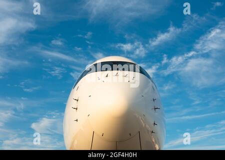 Vue de l'avion depuis le fuselage du pare-brise du poste de pilotage avant au coucher du soleil ciel bleu clair à l'aéroport Banque D'Images