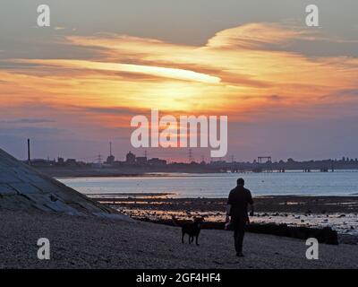 Sheerness, Kent, Royaume-Uni. 23 août 2021. Météo au Royaume-Uni : coucher de soleil à Sheerness, Kent. Crédit : James Bell/Alay Live News Banque D'Images