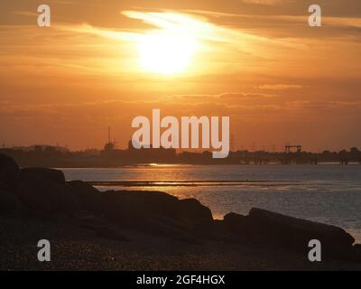 Sheerness, Kent, Royaume-Uni. 23 août 2021. Météo au Royaume-Uni : coucher de soleil à Sheerness, Kent. Crédit : James Bell/Alay Live News Banque D'Images