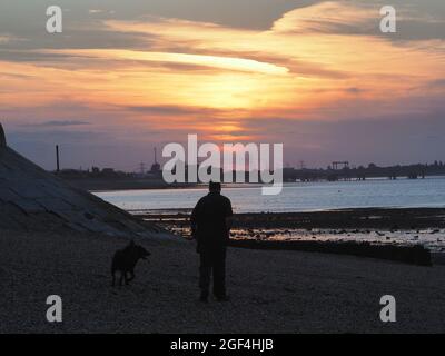 Sheerness, Kent, Royaume-Uni. 23 août 2021. Météo au Royaume-Uni : coucher de soleil à Sheerness, Kent. Crédit : James Bell/Alay Live News Banque D'Images