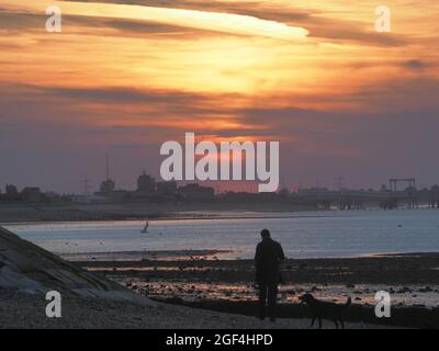 Sheerness, Kent, Royaume-Uni. 23 août 2021. Météo au Royaume-Uni : coucher de soleil à Sheerness, Kent. Crédit : James Bell/Alay Live News Banque D'Images