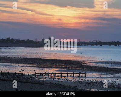 Sheerness, Kent, Royaume-Uni. 23 août 2021. Météo au Royaume-Uni : coucher de soleil à Sheerness, Kent. Crédit : James Bell/Alay Live News Banque D'Images