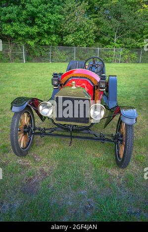 Essex, CT, États-Unis - 24 mai 2011 : Speedster Ford modèle T d'époque 1912 au salon de l'auto du soir. Cette tradition attire les amateurs de verdure de village. Banque D'Images