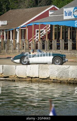 Mystic, CT USA / juillet 23 2011: Classic Green over White Austin Healey 3000 Mk III cabriolet voiture de sport au Waterside British car Show en Nouvelle-Angleterre Banque D'Images