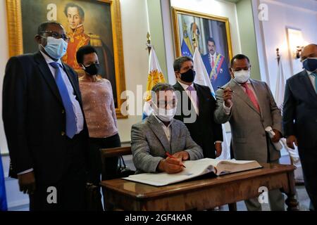 Caracas, Venezuela. 23 août 2021. Duarte Pacheco (M.), Président de l'Union interparlementaire (UIP), signe le livre d'or à son arrivée à l'aéroport international Simon Bolivar. Une délégation de l'UIP doit avoir des entretiens avec des parlementaires vénézuéliens sur place. Credit: Jesus Vargas/dpa/Alamy Live News Banque D'Images