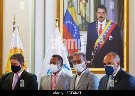 Caracas, Venezuela. 23 août 2021. Duarte Pacheco (2e de droite), président de l'Union interparlementaire (UIP), sourit après son arrivée à l'aéroport international Simon Bolivar. Une délégation de l'UIP doit avoir des entretiens avec des parlementaires vénézuéliens sur place. Credit: Jesus Vargas/dpa/Alamy Live News Banque D'Images