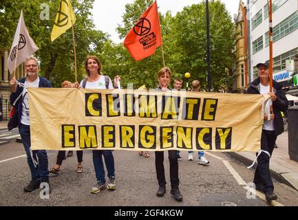 Londres, Royaume-Uni. 23 août 2021. Extinction les manifestants de la rébellion dans Charing Cross Road au début de leur campagne de deux semaines, l'impossible rébellion. (Crédit : Vuk Valcic / Alamy Live News) Banque D'Images
