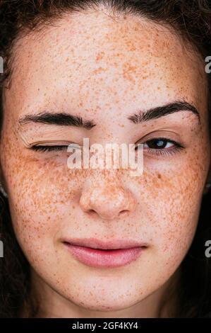 Belle jeune femme avec freckles yeux de l'encrage Banque D'Images