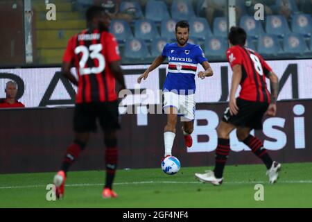 Gênes, Italie. 23 août 2021. Antonio Candreva d'UC Sampdoria contrôle le ballon pendant la série UN match entre UC Sampdoria et AC Milan au Stadio Luigi Ferraris le 23 août 2021 à Gênes, Italie. Credit: Marco Canoniero / Alamy Live News Banque D'Images