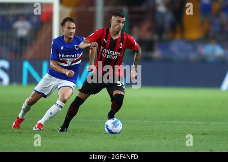 Gênes, Italie. 23 août 2021. Alexis Saelemaekers d'AC Milan contrôle le ballon pendant la série UN match entre UC Sampdoria et AC Milan au Stadio Luigi Ferraris le 23 août 2021 à Gênes, Italie. Credit: Marco Canoniero / Alamy Live News Banque D'Images