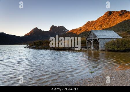 Golden Sunrise au lac Dove avec le fond de Cradle Mountain dans le parc national de Cradle Mountain Lake St clair, Australie, Tasmanie Banque D'Images