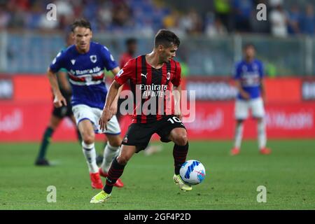 Gênes, Italie. 23 août 2021. Brahim Díaz de l'AC Milan contrôle le ballon pendant la série UN match entre UC Sampdoria et l'AC Milan au Stadio Luigi Ferraris le 23 août 2021 à Gênes, Italie. Credit: Marco Canoniero / Alamy Live News Banque D'Images