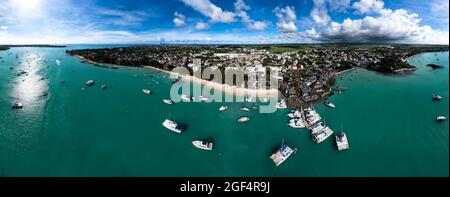 Maurice, quartier de Pamplemousses, trou-aux-Biches, panorama en hélicoptère de la ville côtière en été Banque D'Images