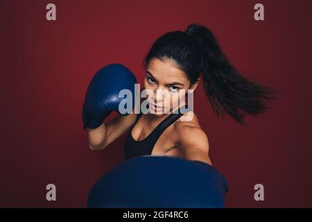 Une bonne boxe sportive sur fond de marron Banque D'Images