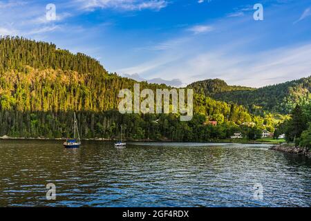 Belle matinée à Sainte Rose du Nord, un petit village pittoresque sur les rives du fjord du Saguenay au Québec (Canada) Banque D'Images