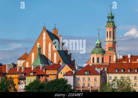 Pologne, Voïvodeship de Masovie, Varsovie, maisons de la vieille ville en face de l'archicathédrale Saint-Jean et de l'église jésuite Banque D'Images