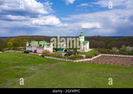 Monastère de la Sainte Trinité Motroninsky. Le village de Melniki Cherkasy région Ukraine vue aérienne Banque D'Images