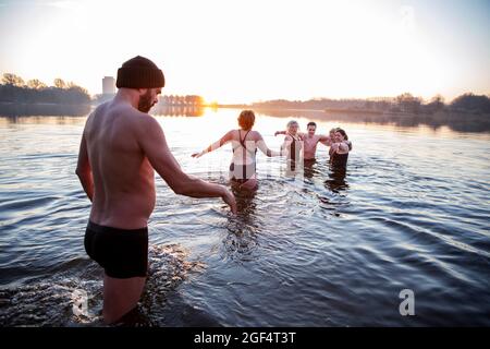 Hommes et femmes appréciant l'eau le matin Banque D'Images