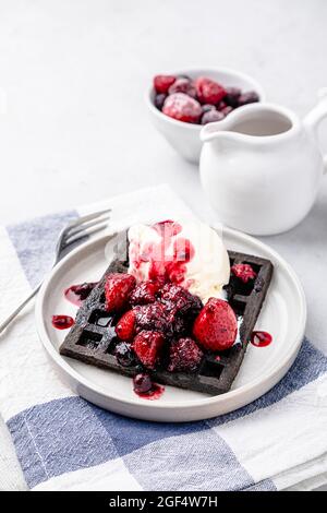 Gaufres au chocolat frais avec crème glacée et sauce aux fraises Banque D'Images