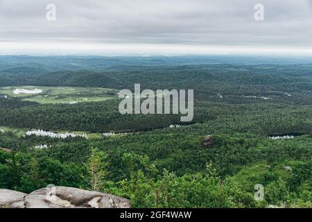 Vue sur la rivière Valin, la forêt par une journée nuageuse depuis le sommet du pic de la tête de chien, un sommet du parc national des Monts Valin au Saguenay (Québec, Banque D'Images