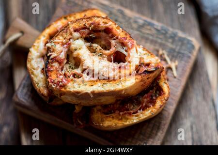 Petits pains à pizza au carb avec jambon, fromage et sauce tomate Banque D'Images