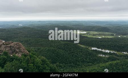 Vue sur la rivière Valin, la forêt par une journée nuageuse depuis le sommet du pic de la tête de chien, un sommet du parc national des Monts Valin au Saguenay (Québec, Banque D'Images