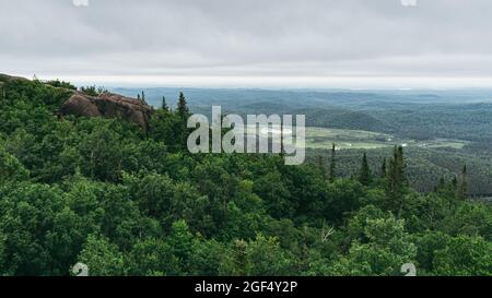 Vue sur la rivière Valin, la forêt par une journée nuageuse depuis le sommet du pic de la tête de chien, un sommet du parc national des Monts Valin au Saguenay (Québec, Banque D'Images