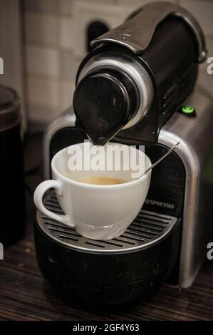 POZNAN, POLOGNE - 13 novembre 2016 : une tasse de café dans une machine Nespresso Banque D'Images