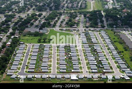 États-Unis, Texas, San Antonio, vue aérienne des maisons de banlieue en été Banque D'Images