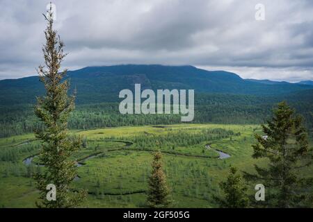 Vue sur la rivière Valin et la montagne Valin en été depuis le sentier de randonnée Mirador dans le parc national des Monts Valin, au Québec (Canada) Banque D'Images