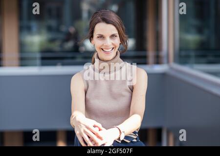 Femme d'affaires moyenne adulte souriante Banque D'Images