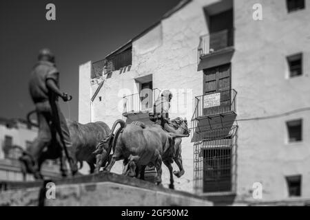 Sculpture d'entrée en noir et blanc, taureaux et chevaux à Segorbe, Castellon, Espagne, Europe Banque D'Images