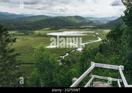 Vue sur la rivière Valin et la montagne Valin en été depuis le sentier de randonnée Mirador dans le parc national des Monts Valin, au Québec (Canada) Banque D'Images