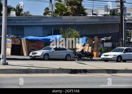 Los Angeles, CA USA - 30 juin 2021 : campement pour sans-abri ou bidonville près de l'autoroute Banque D'Images