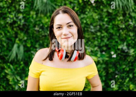 Jeune femme en bandoulière avec casque Banque D'Images