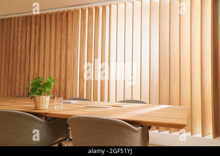 Table de conférence devant des stores en bois au bureau Banque D'Images