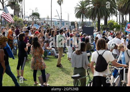 Santa Monica, CA USA - 21 août 2021 : manifestations contre les passeports vaccinaux prévues par le rassemblement de la ville de Los Angeles à Santa Monica Banque D'Images