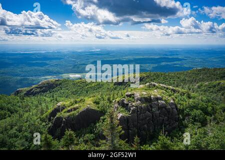 Vue sur le Saguenay par une journée d'été depuis le sommet du pic de la Hutte, un pic situé dans le parc national des Monts-Valin (Québec, Canada) Banque D'Images