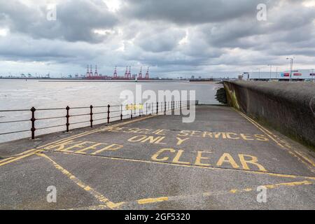 New Brighton, Wirral, Royaume-Uni: Dérapage de la promenade à la plage pour les services de sauvetage et garder l'avertissement clair Banque D'Images