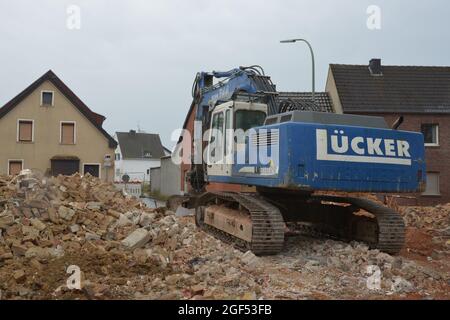 IMMERRATH, ALLEMAGNE - 08 janvier 2018 : une pelle hydraulique bleue lors de la démolition de la cathédrale d'Immerrath, Allemagne Banque D'Images