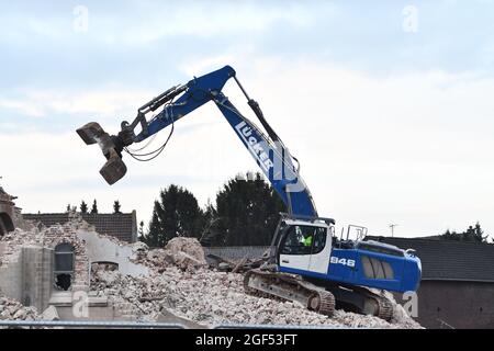 IMMERRATH, ALLEMAGNE - 08 janvier 2018 : une pelle hydraulique bleue lors de la démolition de la cathédrale d'Immerrath, Allemagne Banque D'Images