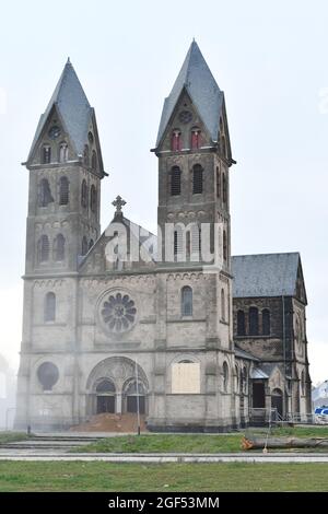 IMMERRATH, ALLEMAGNE - 08 janvier 2018 : une photo verticale de la cathédrale Saint-Lambertus à Immerrath, Allemagne Banque D'Images