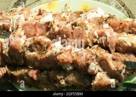 Des tranches de viande juteuses crues avec de l'oignon sur des brochettes. Gros plan. Banque D'Images