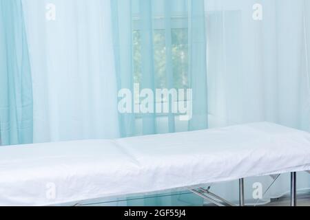 intérieur de bureau dans un établissement de santé avec table d'examen Banque D'Images