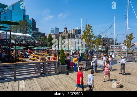 Halifax (Nouvelle-Écosse), Canada - 10 août 2021 : les gens profitent d'une journée ensoleillée à Halifax Harbourfront, Canada Banque D'Images