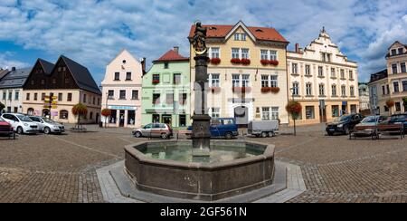 CESKA KAMENICE, TCHÉQUIE, AOÛT 21 2021, fontaine Renaissance de pierre sur la place historique de Ceska Kamenice, République tchèque. Banque D'Images